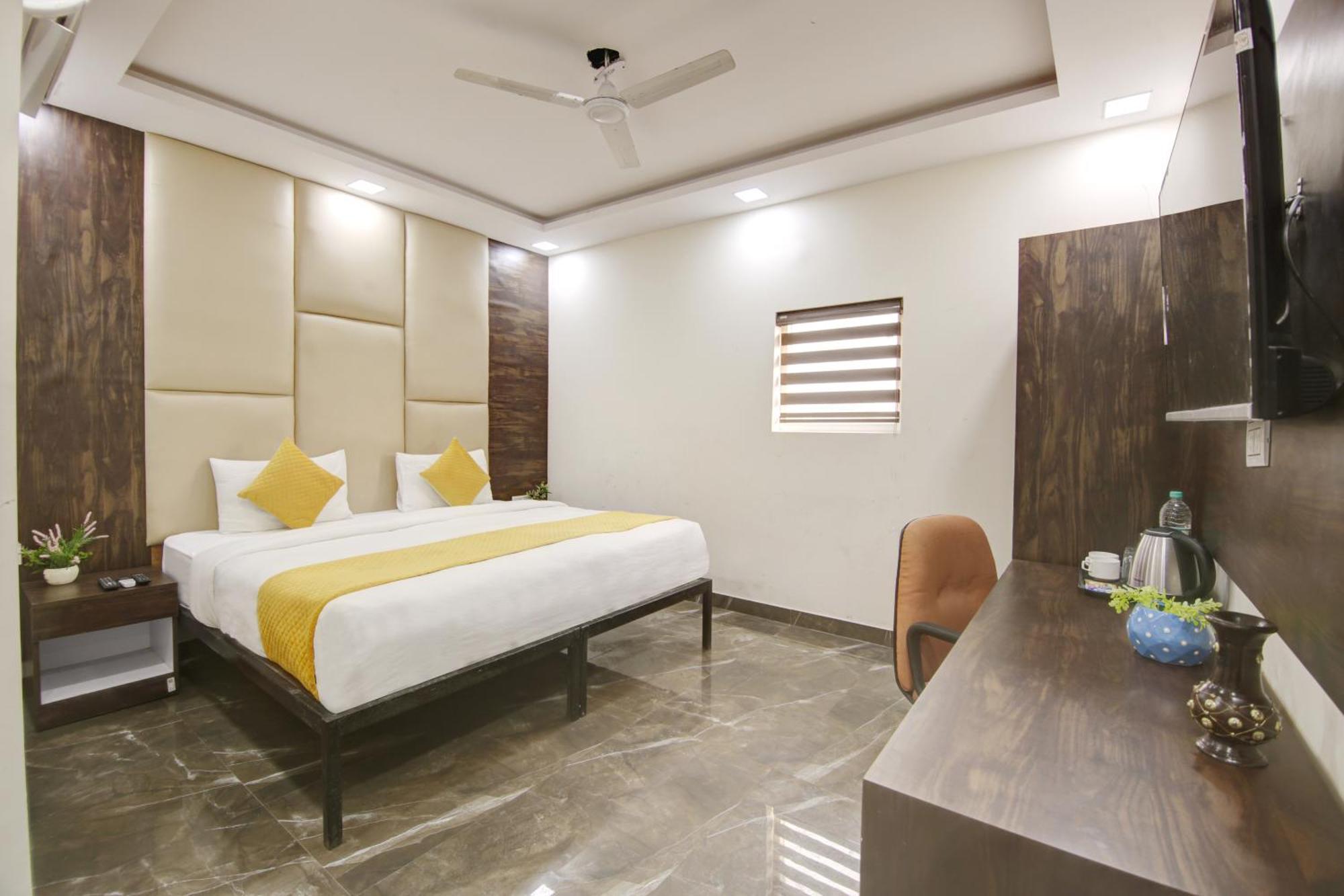 Hotel The Eden Park Noida Exterior photo