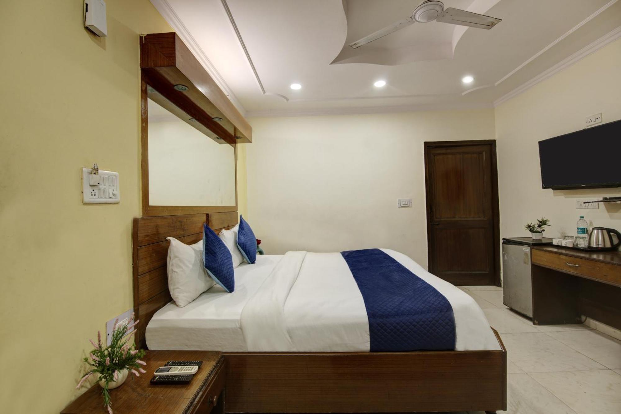 Hotel The Eden Park Noida Exterior photo